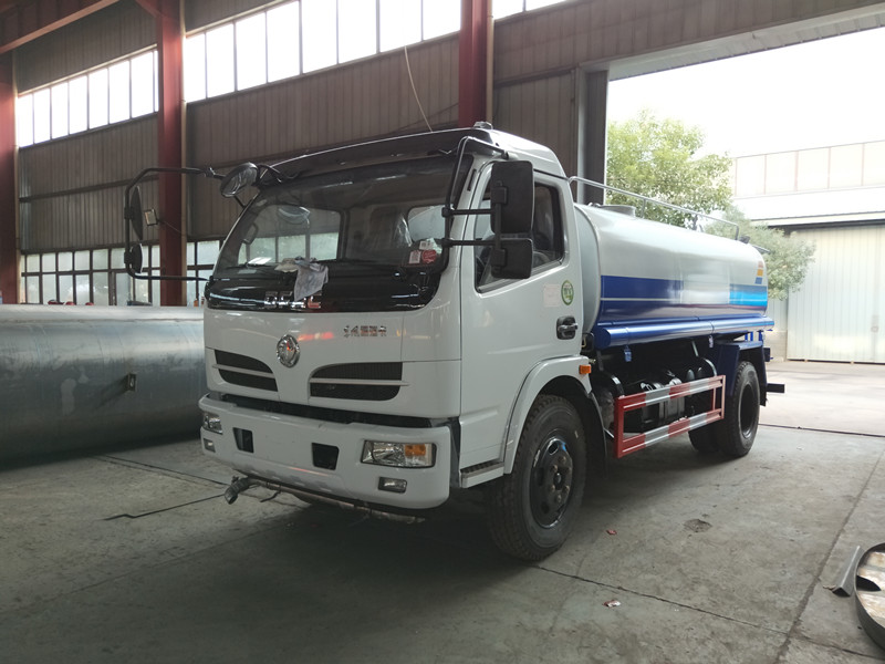 東風(fēng)福瑞卡8-9噸灑水車(chē) 東風(fēng)福瑞卡8-9噸灑水車(chē)